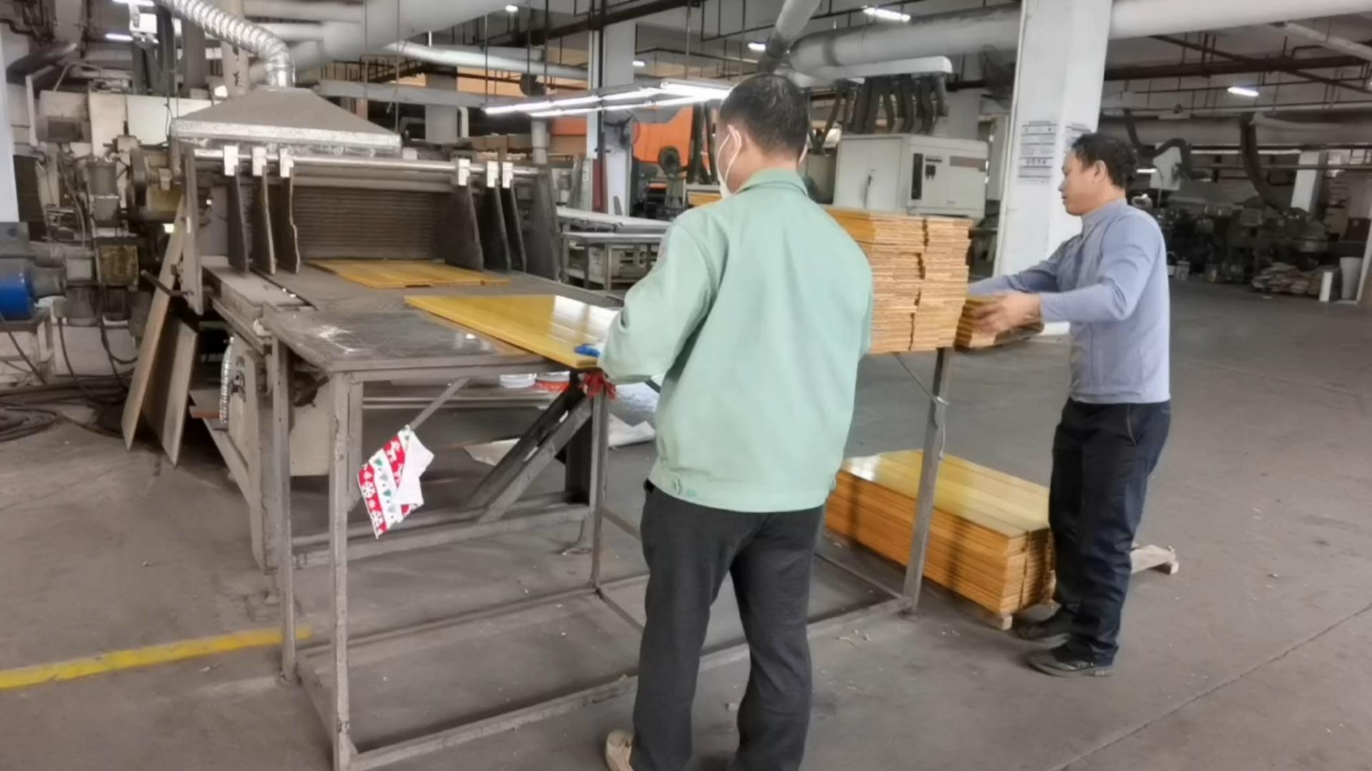 Quel est l'avantage d'utiliser une coiffure à rouleaux pour la peinture?